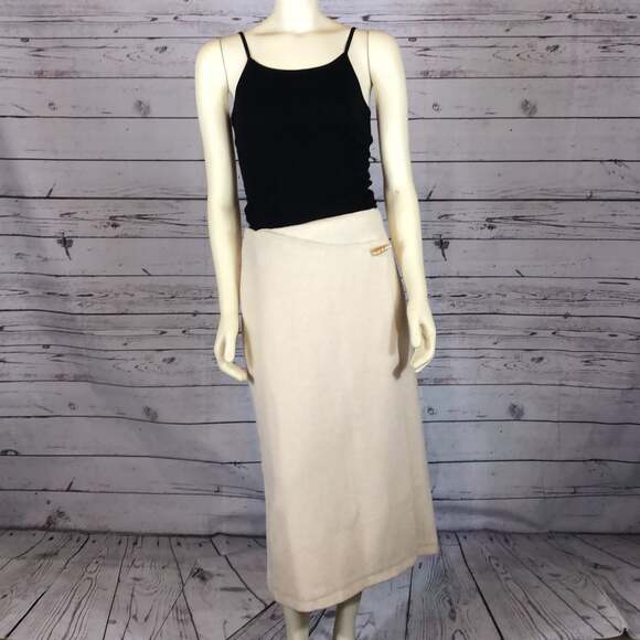 LA BOUTIQUE Wool Wrap cream Skirt with Horn button closing size 6 - Picture 2 of 12